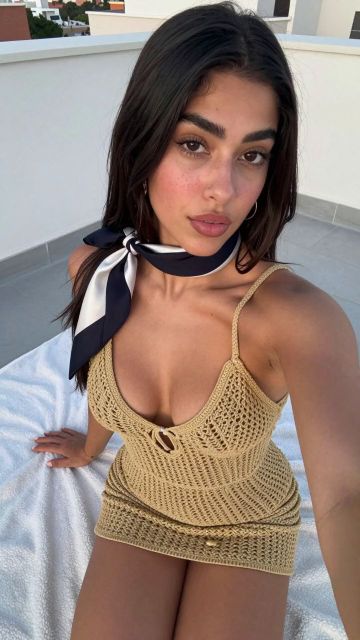 Fingers on Her Pussy (2K) – Vorher
