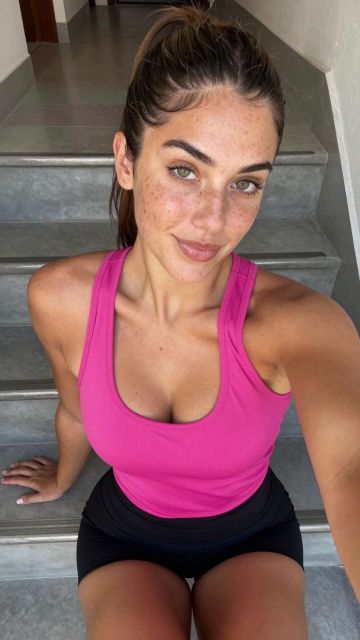 She Shows Her Tits (2K) – Vorher